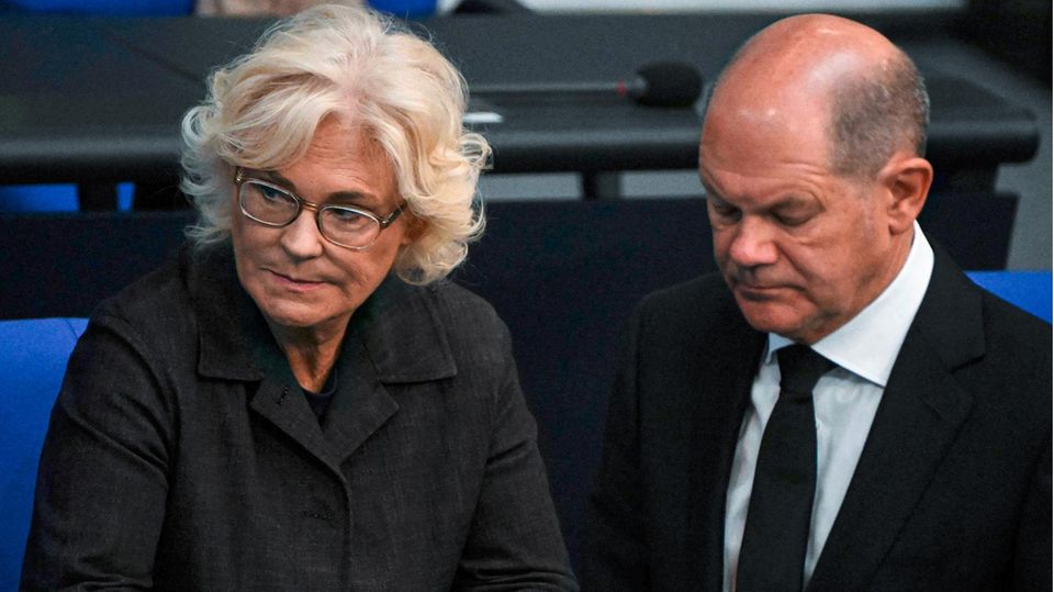 Lambrecht-Rücktritt: "Zügige Lösung muss her" – Politikexperte über Druck auf Olaf Scholz