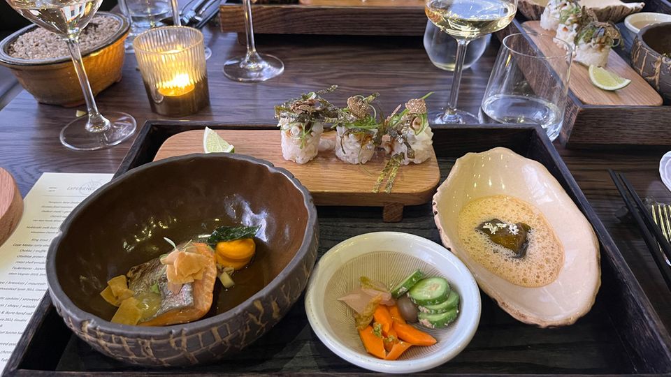 Restaurant "Fyn": Die Bento-Box: (von links im Uhrzeigersinn) Königsforelle, Maki mit Trüffel und Tintenfischtuben, Krustentierschaum mit Teigtasche und japanische Pickles Die Bento-Box: (von links im Uhrzeigersinn) Königsforelle, Maki mit Trüffel und Tintenfischtuben, Krustentierschaum mit Teigtasche und japanische Pickles