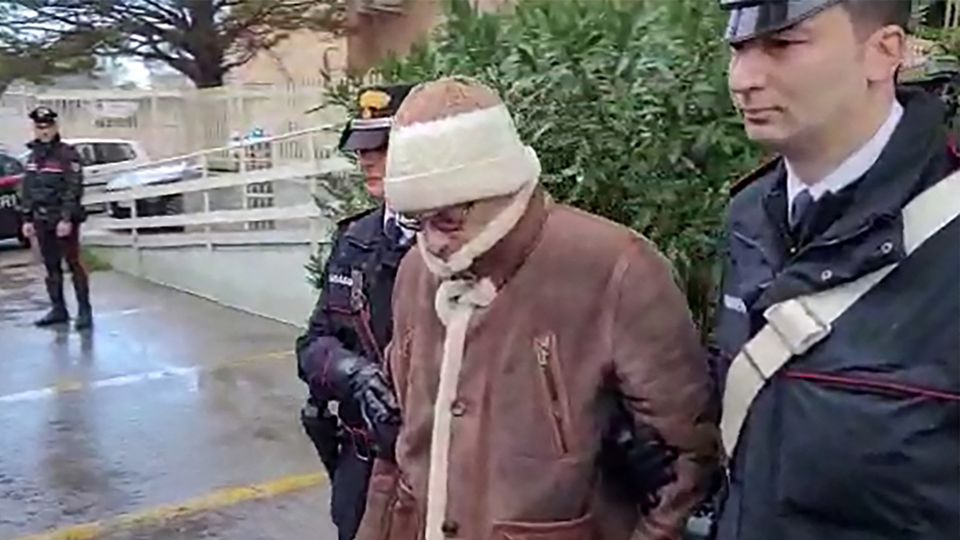 30 Jahre auf der Flucht: Direkt aus der Privatklinik: Hier wird Italiens meistgesuchter Mafiaboss abgeführt