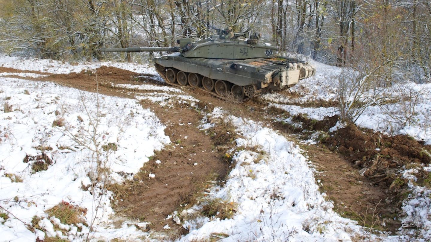 Ein Challenger 2 des Mercian Regiment auf dem Truppenübungsplatz Hohenfels.