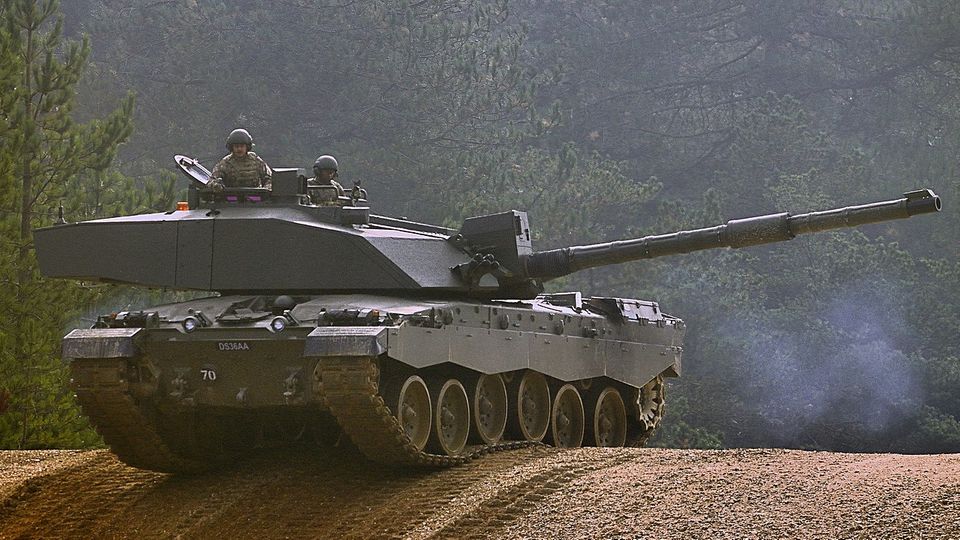 Biem Anfahren am Hügel merkt man dem Challenger 2 sein Übergewicht an.