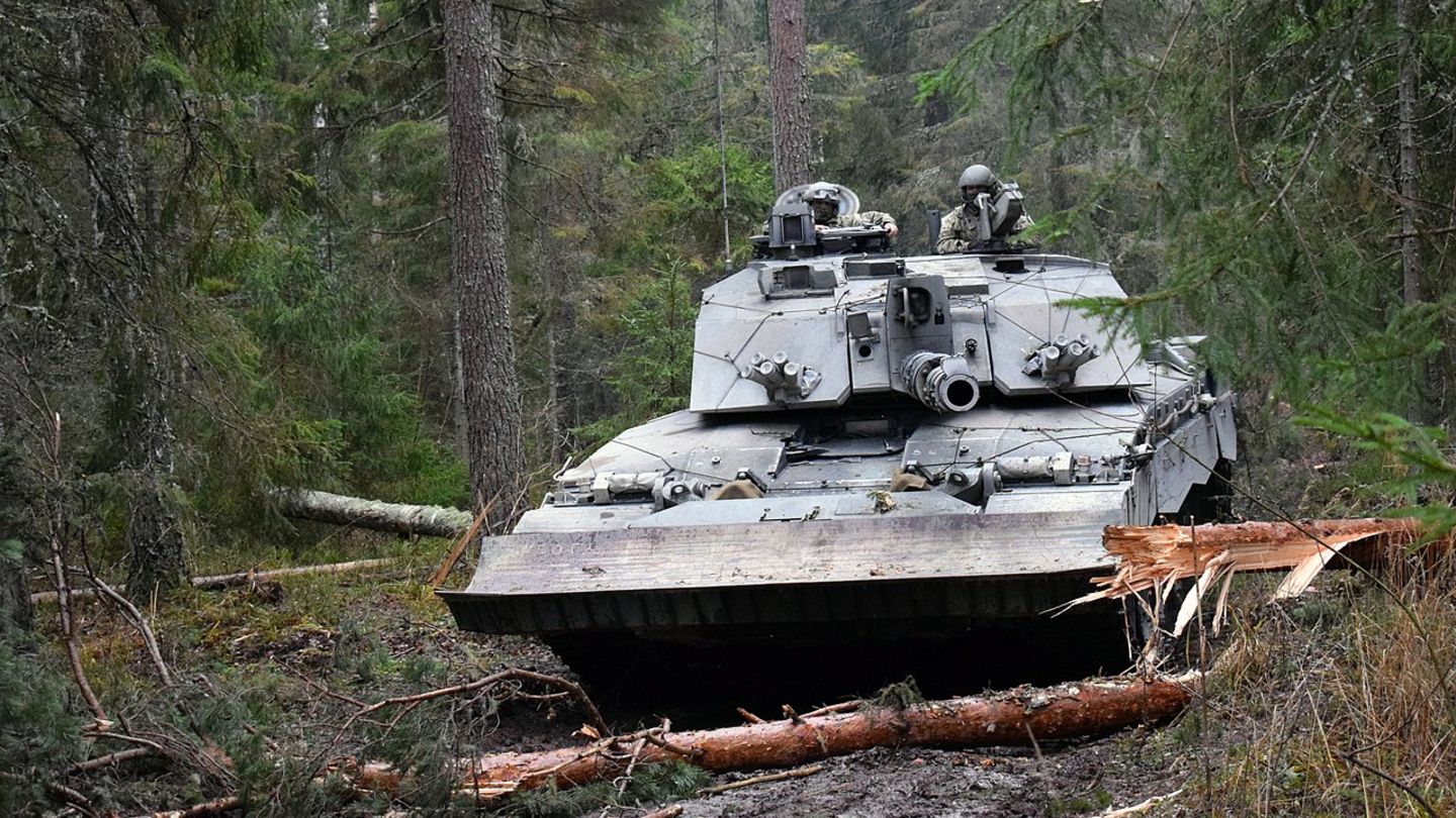 Für die Übung in Estland wurde dieser Panzer mit einem Räumschild ausgestattet.