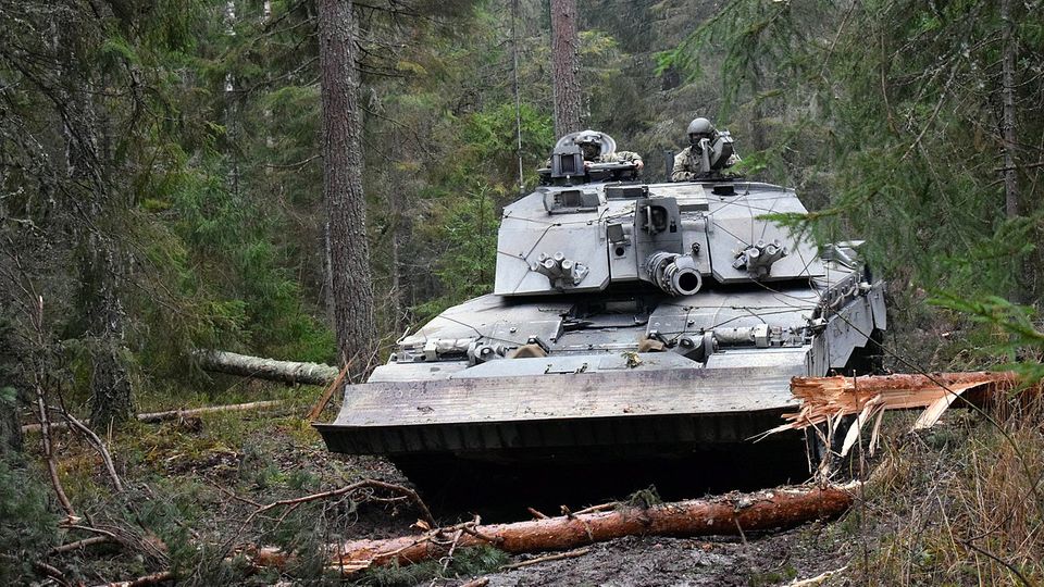 Für die Übung in Estland wurde dieser Panzer mit einem Räumschild ausgestattet.