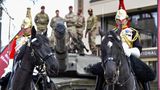 Challenger 2 mit zwei Kürassieren der The Household Cavalry.