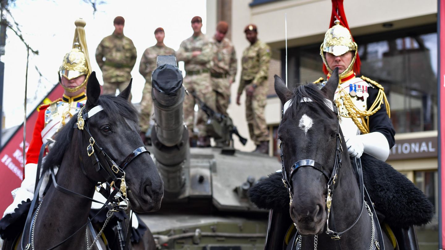 Challenger 2 mit zwei Kürassieren der The Household Cavalry.