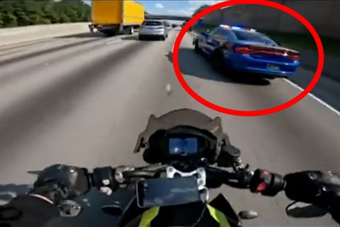 Motorradfahrer entkommt der Polizei: Doch dann wird ihm seine Prahlerei zum Verhängnis