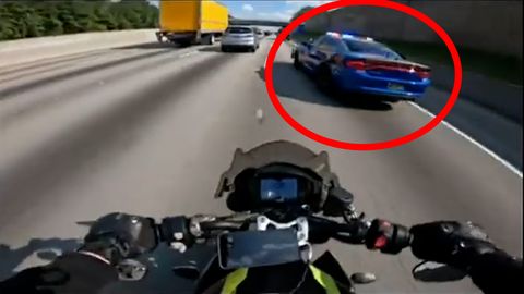 Motorradfahrer entkommt der Polizei: Doch dann wird ihm seine Prahlerei zum Verhängnis