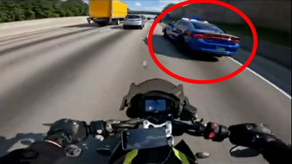 Motorradfahrer entkommt der Polizei: Doch dann wird ihm seine Prahlerei zum Verhängnis Motorradfahrer entkommt der Polizei: Doch dann wird ihm seine Prahlerei zum Verhängnis