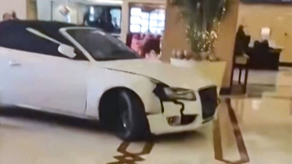 Wütender Mann brettert mit Auto durch Hotel-Lobby – weil sein Laptop verschwunden ist Wütender Mann brettert mit Auto durch Hotel-Lobby – weil sein Laptop verschwunden ist
