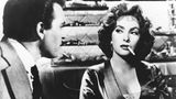 Gina Lollobrigida raucht eine Zigarette