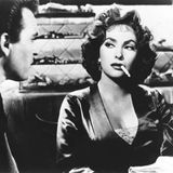 Gina Lollobrigida raucht eine Zigarette