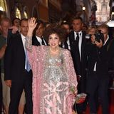 Gina Lollobrigida hebt auf dem Roten Teppich die Hand zum Gruß für die Kameras