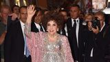 Gina Lollobrigida hebt auf dem Roten Teppich die Hand zum Gruß für die Kameras