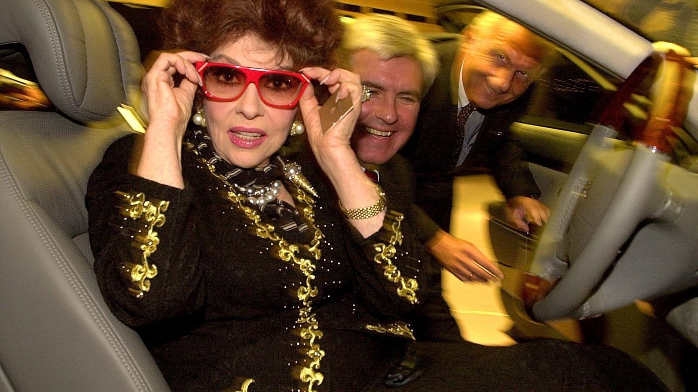 Gina Lollobrigida trägt eine Sonnenbrille