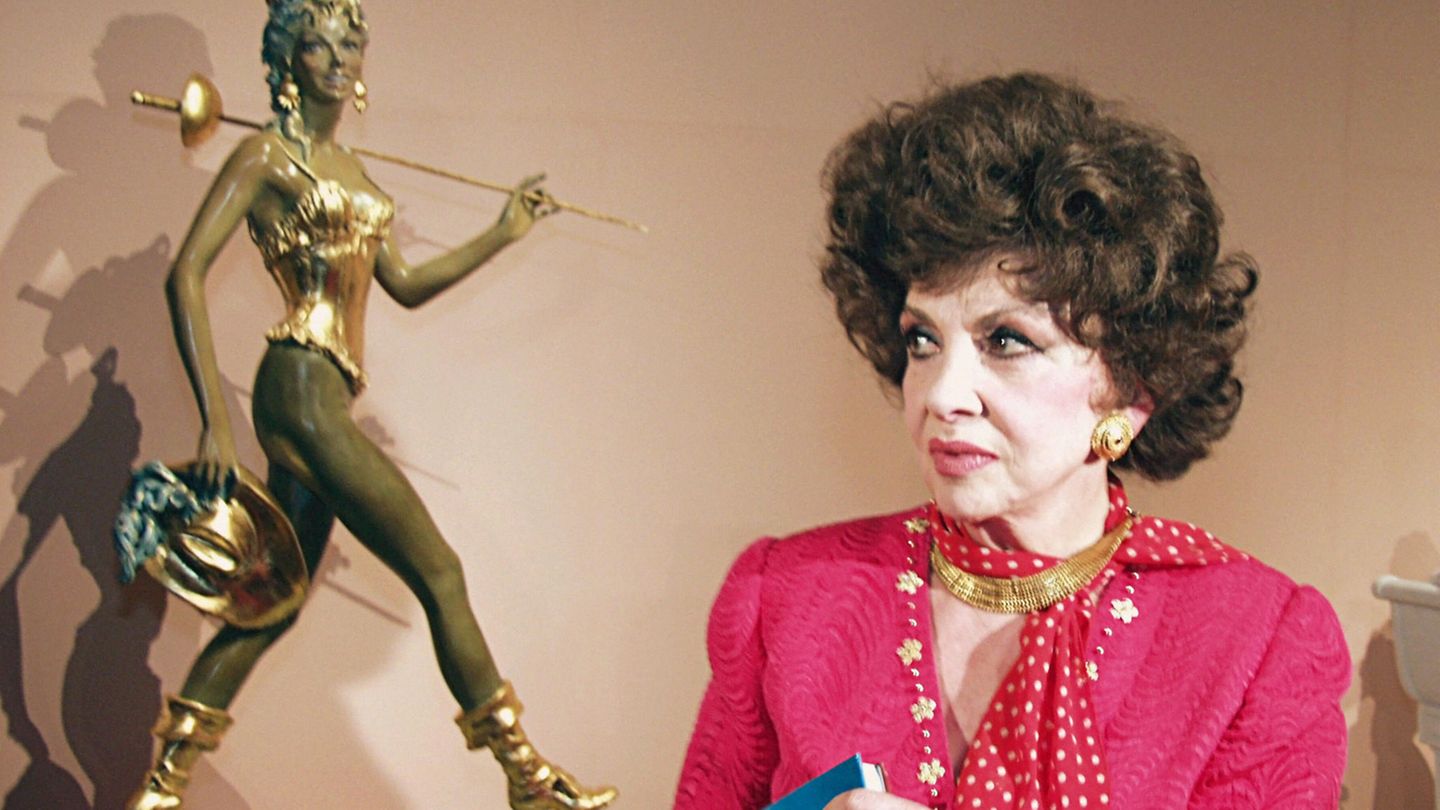 Gina Lollobrigida neben einer Skulptur