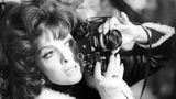 Gina Lollobrigida mit einer Kamera in der Hand