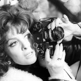 Gina Lollobrigida mit einer Kamera in der Hand