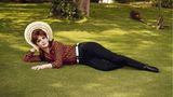 Gina Lollobrigida liegt mit einem Sonnenhut auf dem Kopf im Garten ihrer Villa in Rom