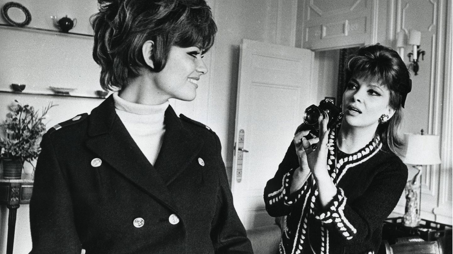 Gina Lollobrigida fotografiert Schauspielkollegin Claudia Cardinale 