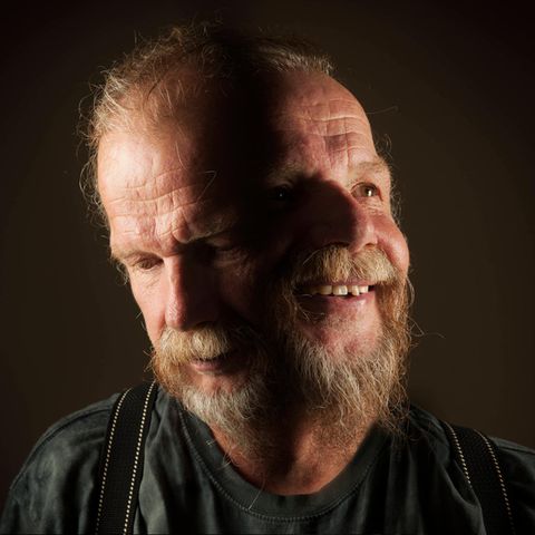 Mann mit zwei Gesichtern