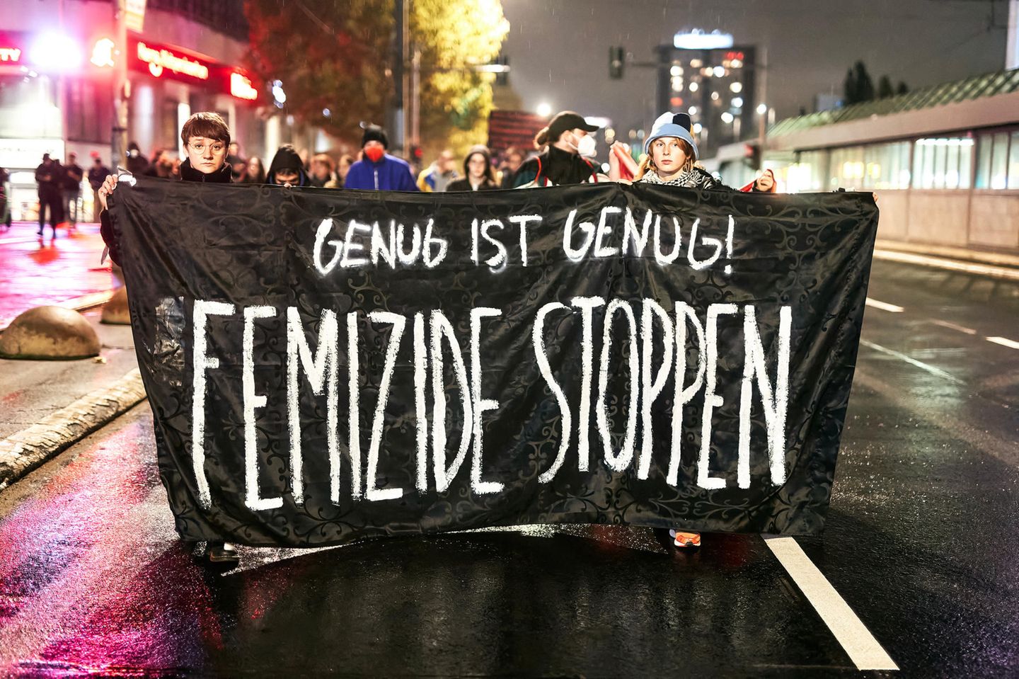 Mehr als 50 Leute demonstrieren nach einem Femizid in Berlin. Mehr als 50 Leute demonstrieren nach einem Femizid in Berlin.