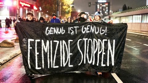 Mehr als 50 Leute demonstrieren nach einem Femizid in Berlin.