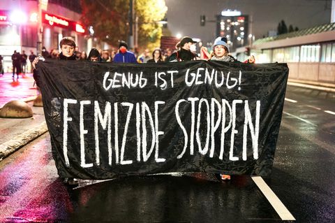 Mehr als 50 Leute demonstrieren nach einem Femizid in Berlin.