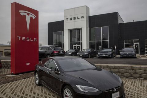 Autos stehen vor einer Tesla-Filiale