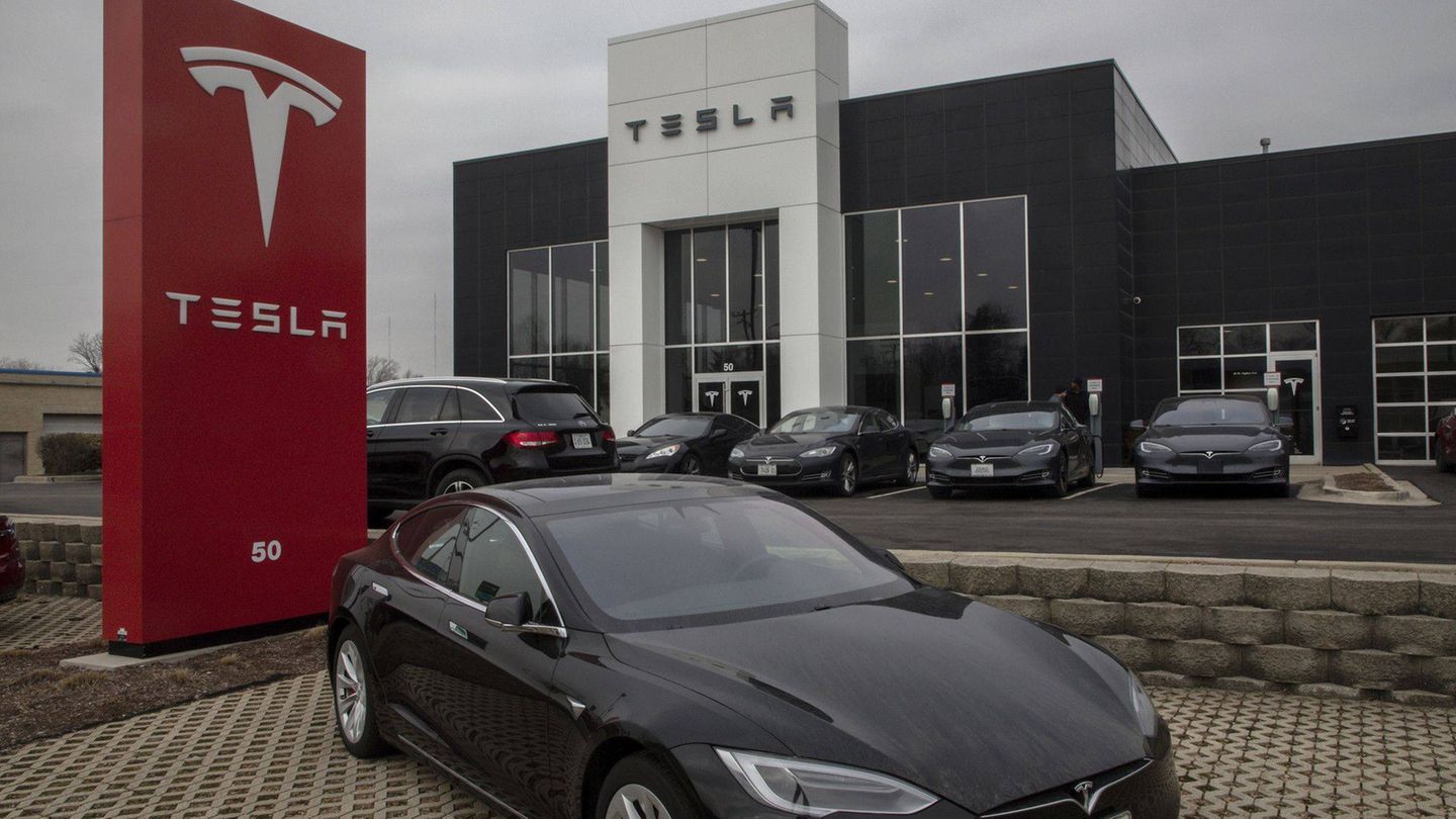 Autos stehen vor einer Tesla-Filiale