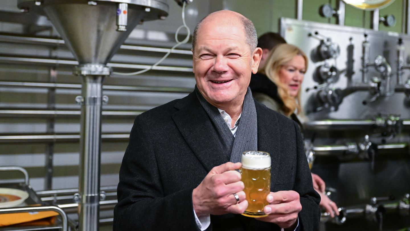 Olaf Scholz mit gezapftem Bier Olaf Scholz mit gezapftem Bier