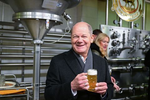 Olaf Scholz mit gezapftem Bier