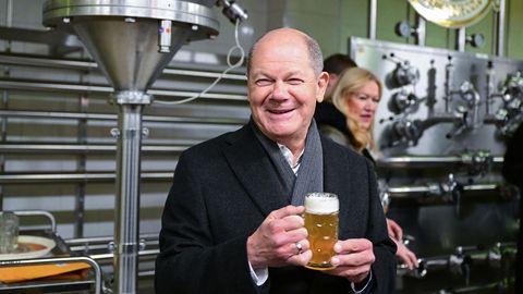 Olaf Scholz mit gezapftem Bier