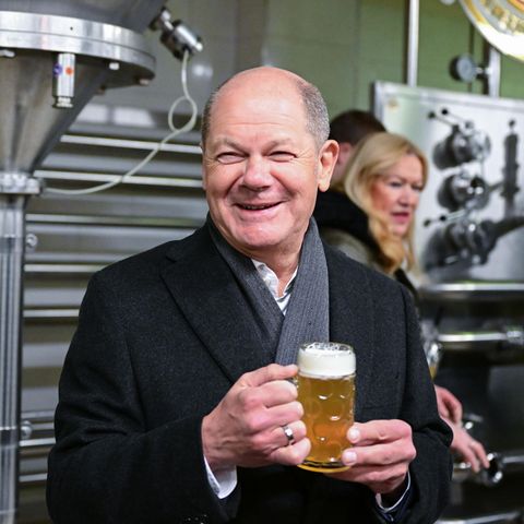 Olaf Scholz mit gezapftem Bier