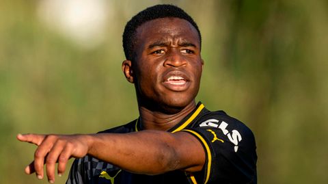 Youssoufa Moukoko muss sich entscheiden: Beim BVB bleiben oder sich in der großen, weiten Fußball-Welt versuchen