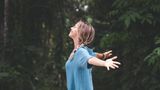 Frau im Wald