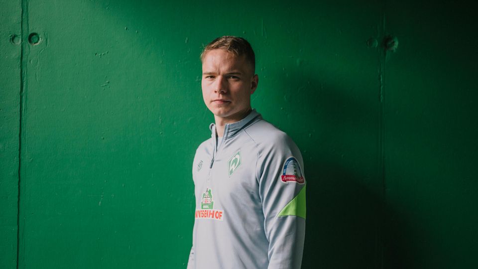 Werder-Profi Niklas Schmidt vor einer Wand im Weserstadion