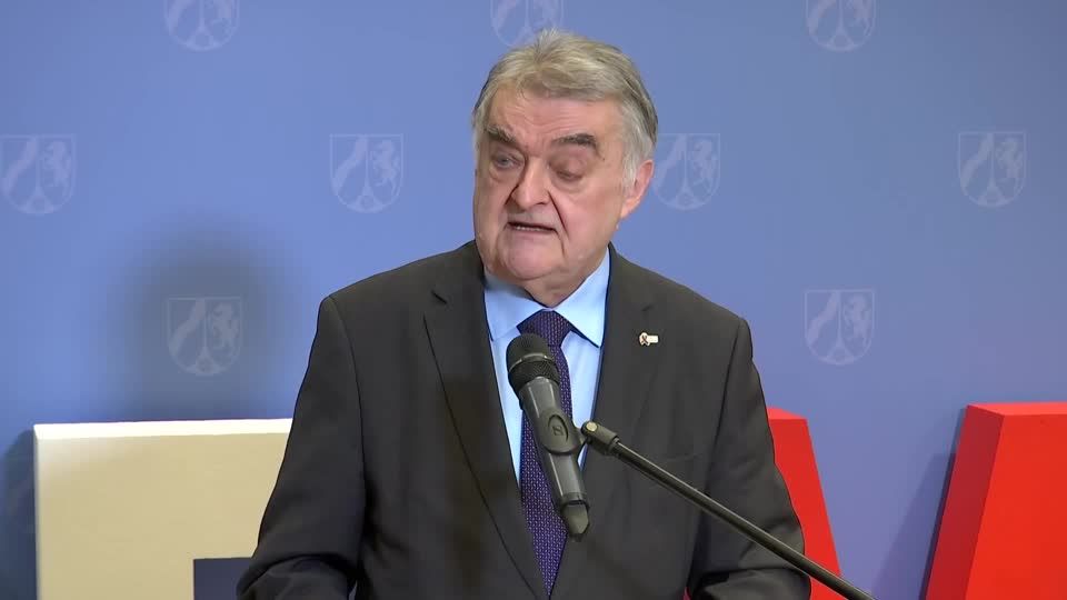 Video: NRW-Innenminister: Reul nimmt Polizei in Schutz und warnt "Chaoten" Video: NRW-Innenminister: Reul nimmt Polizei in Schutz und warnt "Chaoten"