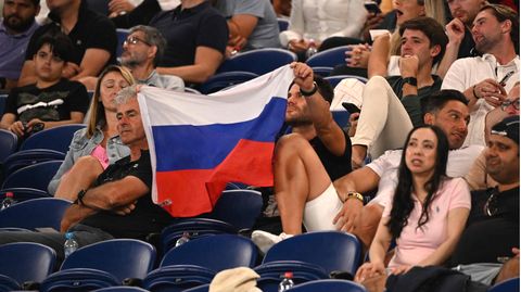 Ab sofort verboten: Ein Fan schwenkt bei den Australian Open eine russische Flagge