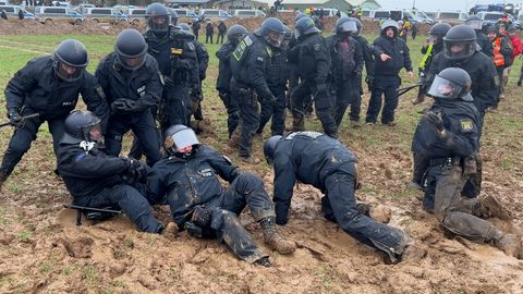Slapstick-Szenen in Lützerath: Polizisten bleiben im Schlamm stecken und fallen nacheinander hin