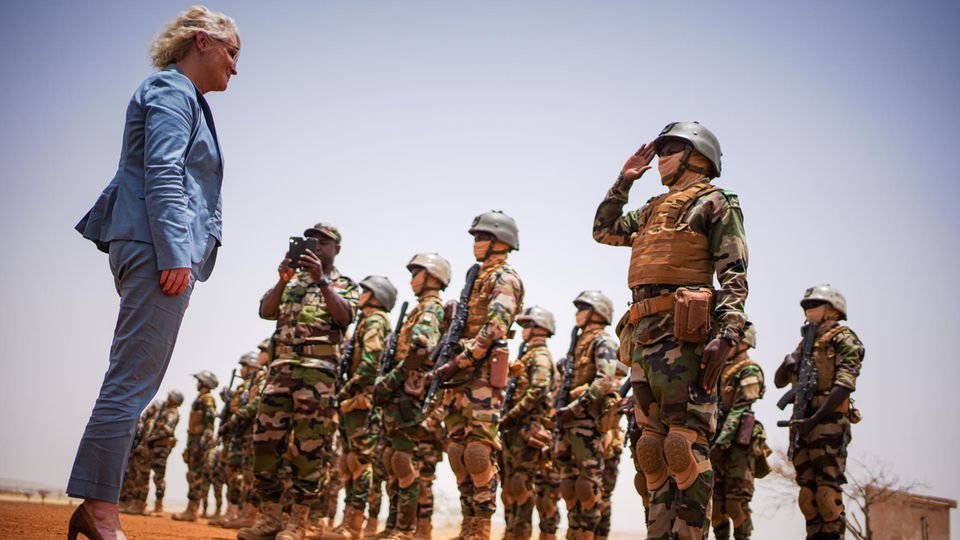 Lambrecht bei Truppen in Niger
