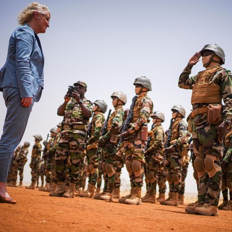 Lambrecht bei Truppen in Niger