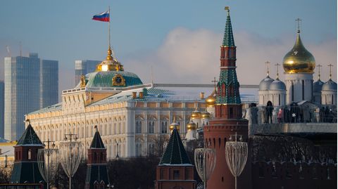 Russlands Nationalflagge weht in der Nähe des Kremls vor Moskaus Skyline