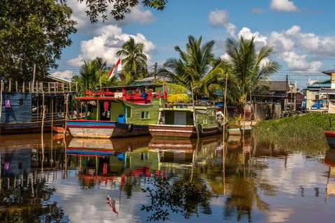 Fischerboote in einem Fluss auf Borneo, Indonesien