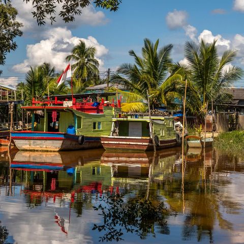 Fischerboote in einem Fluss auf Borneo, Indonesien