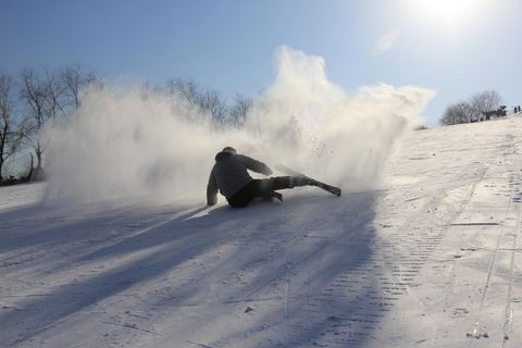 Ein Skifahrer sitzt auf einem verschneiten Hang. Die Apple Watch löst oft Fehlalarme aus.