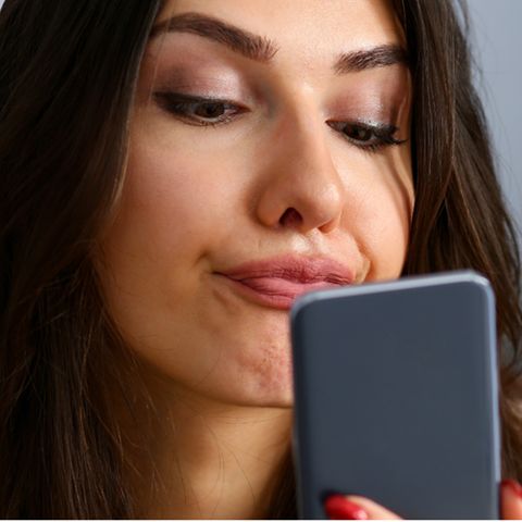 Zu viel Konsum von sozialen Netzwerken macht viele Menschen unzufriedener (Symbolbild)