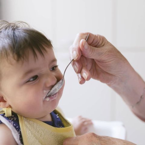 Baby bekommt Brei