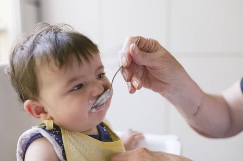 Baby bekommt Brei