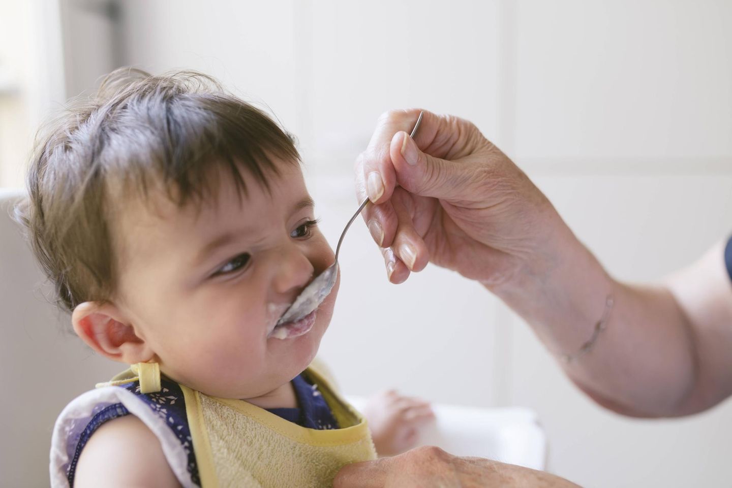 Baby bekommt Brei