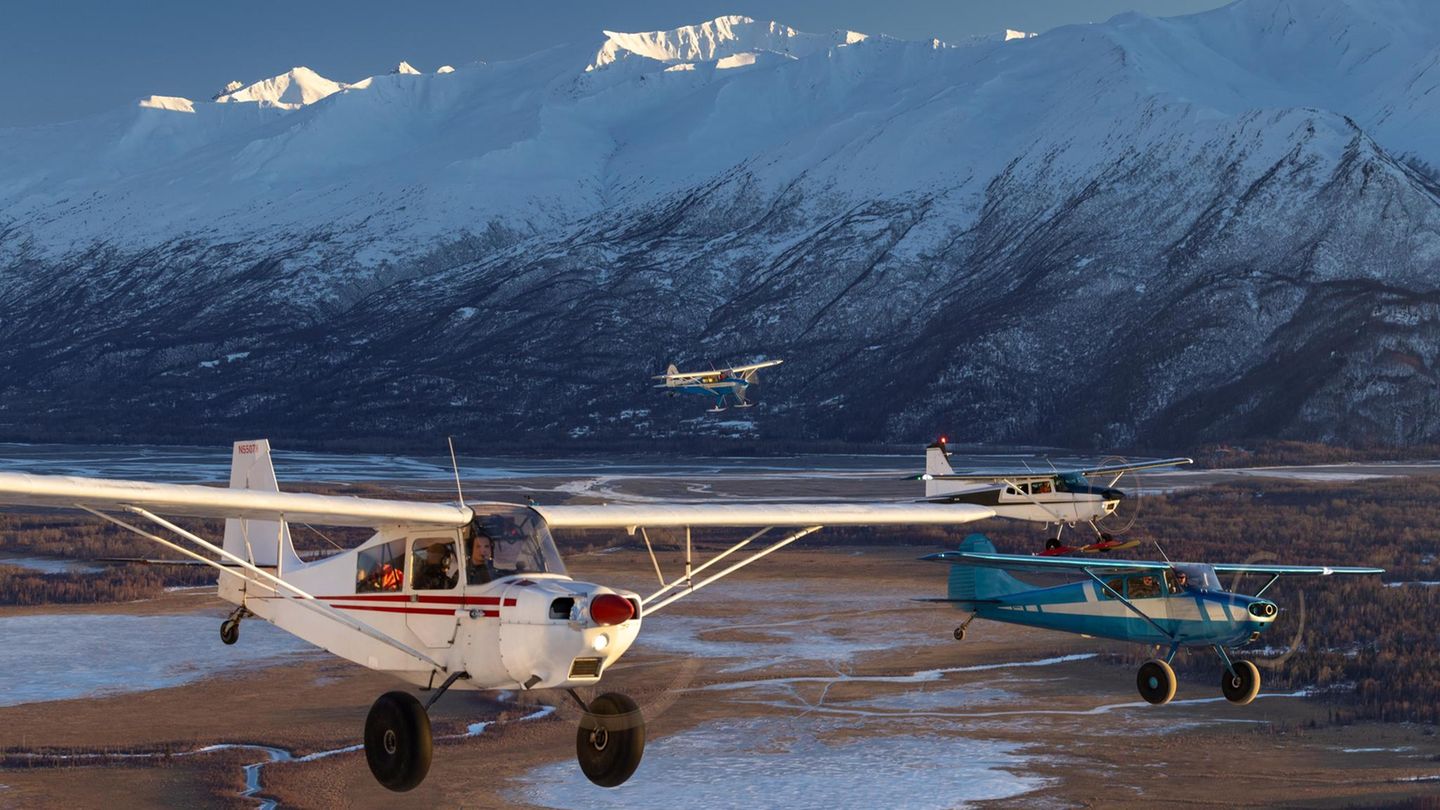 Alaska: In Alaskas bestreiten einige Menschen ihren Alltag mit dem Flugzeug. Fotografin Acacia Johnson hat sie begleitet